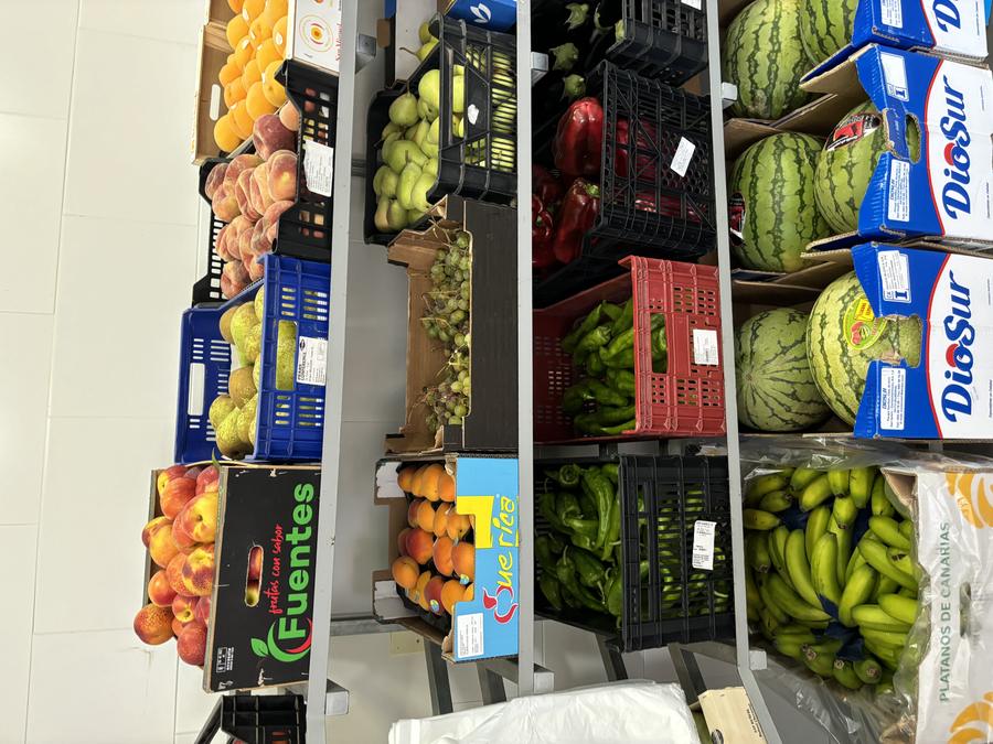 Estantería de fruta y verdura fresca: plátanos, melocotones, sandías, pimientos