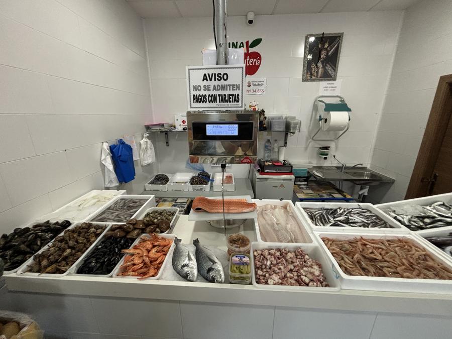 Mostrador completo de Pescadería Frutería Molina en Villanueva de la Concepción con pescado fresco, marisco y más