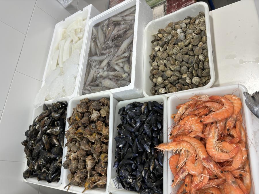Gambas cocidas, mejillones azules, almejas y berberechos frescos