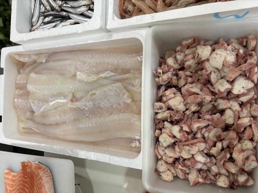 Filetes de merluza limpios y pulpo troceado fresco en Pescadería Molina