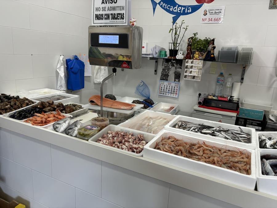 Vista lateral del mostrador de Pescadería Frutería Molina con todo el género