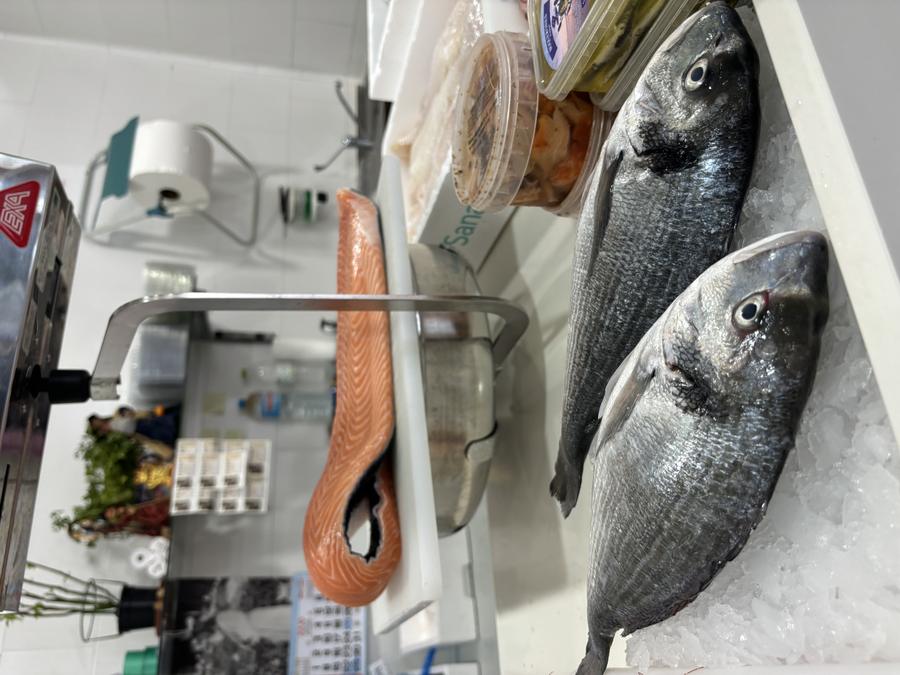 Doradas y lubinas frescas en hielo en Pescadería Molina Villanueva de la Concepción